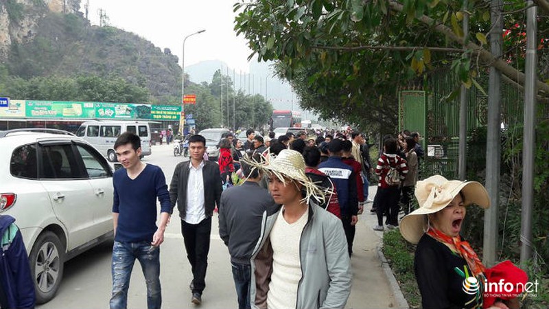 Khu du lịch Tràng An kẹt cứng khách thăm quan ngày đầu năm - ảnh 11