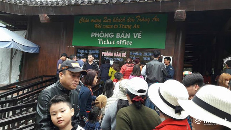 Khu du lịch Tràng An kẹt cứng khách thăm quan ngày đầu năm - ảnh 2