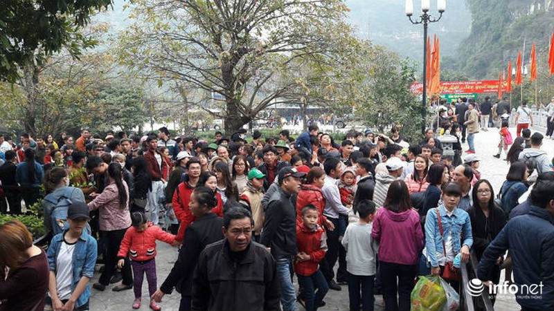 Khu du lịch Tràng An kẹt cứng khách thăm quan ngày đầu năm - ảnh 1