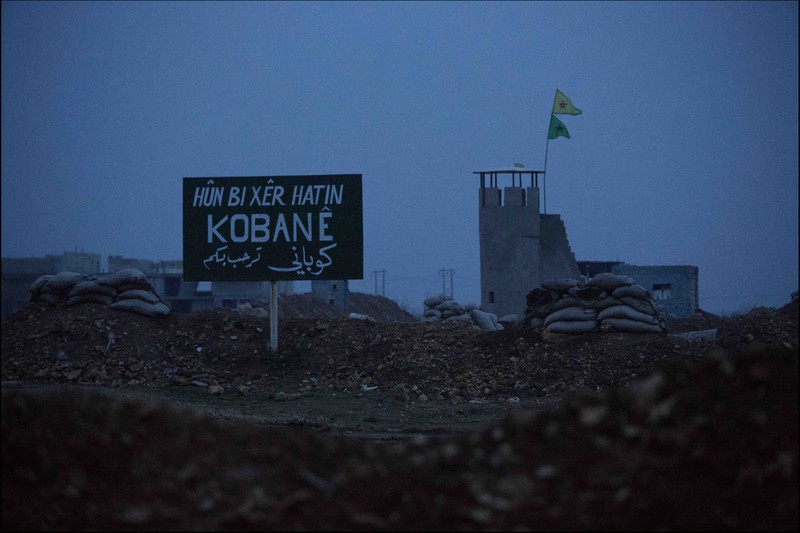 Ảnh: Kobani chìm trong đổ nát và chiến sự - ảnh 1
