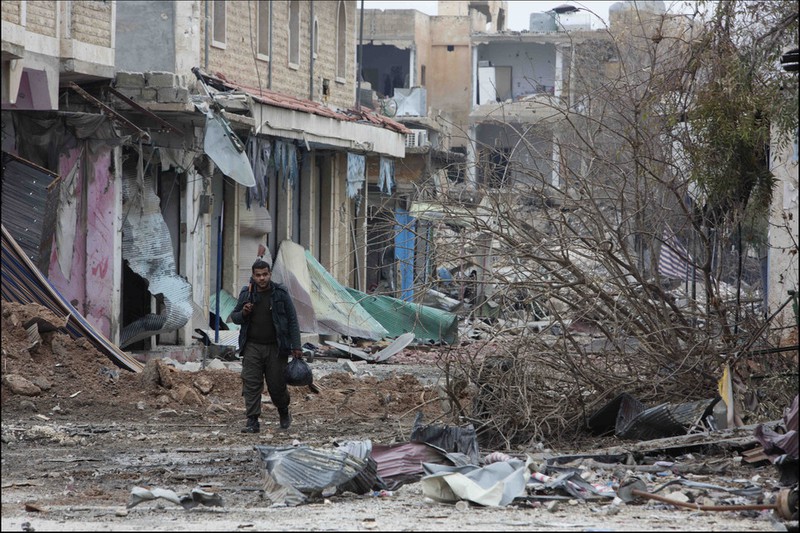 Ảnh: Kobani chìm trong đổ nát và chiến sự - ảnh 13