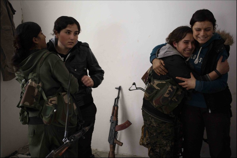 Ảnh: Kobani chìm trong đổ nát và chiến sự - ảnh 9