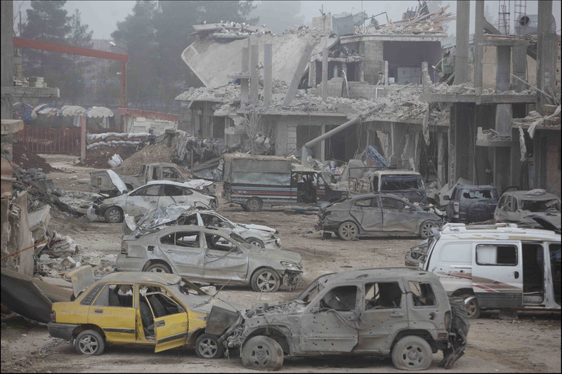 Ảnh: Kobani chìm trong đổ nát và chiến sự - ảnh 4