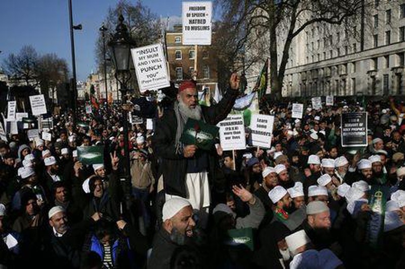 Anh: Người Hồi giáo biểu tình phản đối tòa soạn Charlie Hebdo - ảnh 1
