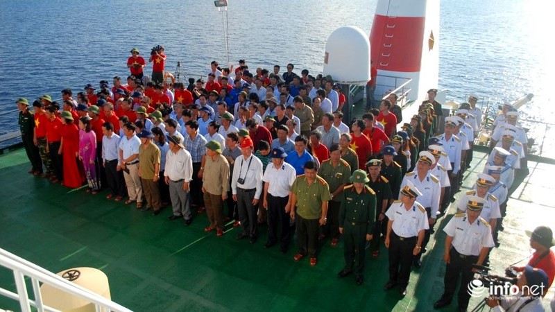 Thứ trưởng Trương Minh Tuấn tưởng niệm liệt sĩ hy sinh tại Gạc Ma - ảnh 2