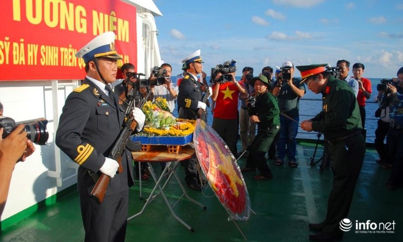 Thứ trưởng Trương Minh Tuấn tưởng niệm liệt sĩ hy sinh tại Gạc Ma - ảnh 3