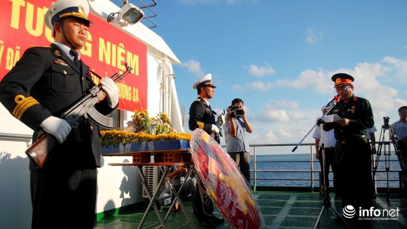 Thứ trưởng Trương Minh Tuấn tưởng niệm liệt sĩ hy sinh tại Gạc Ma - ảnh 4