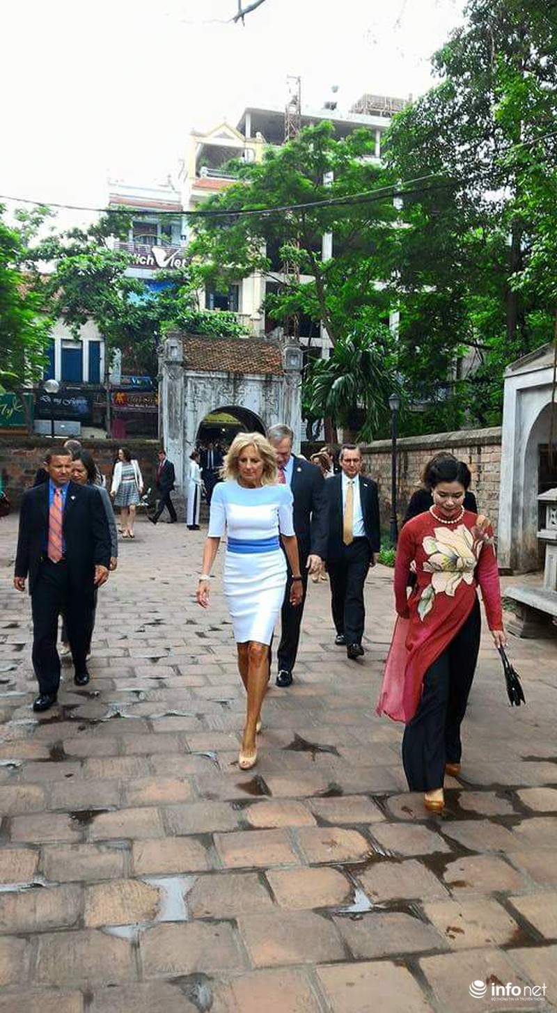 Phu nhân Chủ tịch nước thướt tha áo dài đưa bà Jill Biden thăm Văn Miếu - ảnh 1
