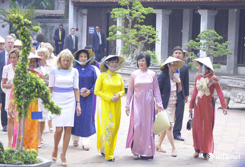 Phu nhân Chủ tịch nước thướt tha áo dài đưa bà Jill Biden thăm Văn Miếu - ảnh 4