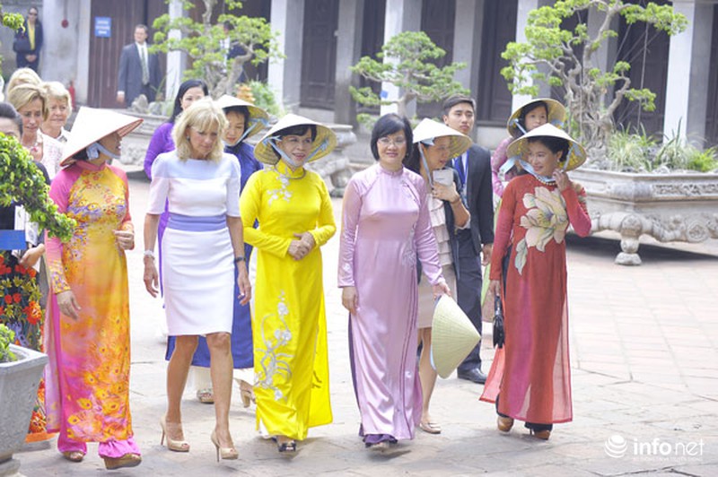 Phu nhân Chủ tịch nước thướt tha áo dài đưa bà Jill Biden thăm Văn Miếu - ảnh 5