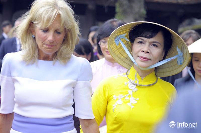 Phu nhân Chủ tịch nước thướt tha áo dài đưa bà Jill Biden thăm Văn Miếu - ảnh 6