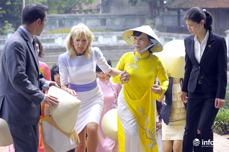 Phu nhân Chủ tịch nước thướt tha áo dài đưa bà Jill Biden thăm Văn Miếu - ảnh 7