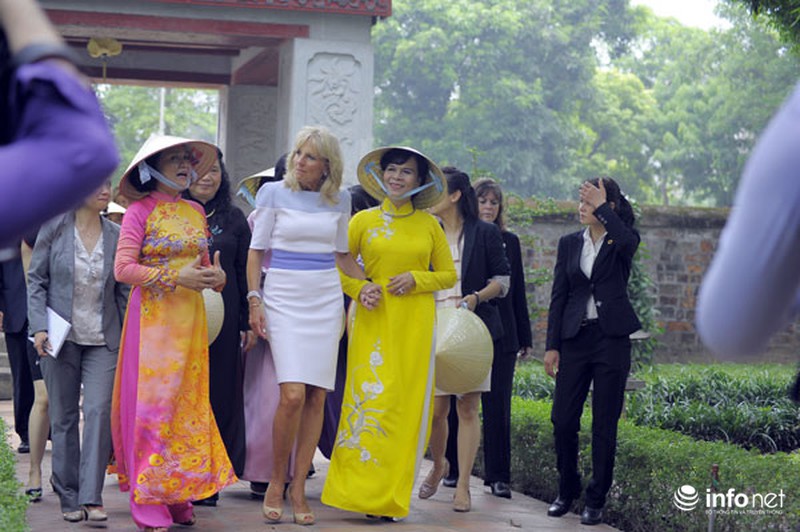 Phu nhân Chủ tịch nước thướt tha áo dài đưa bà Jill Biden thăm Văn Miếu - ảnh 8