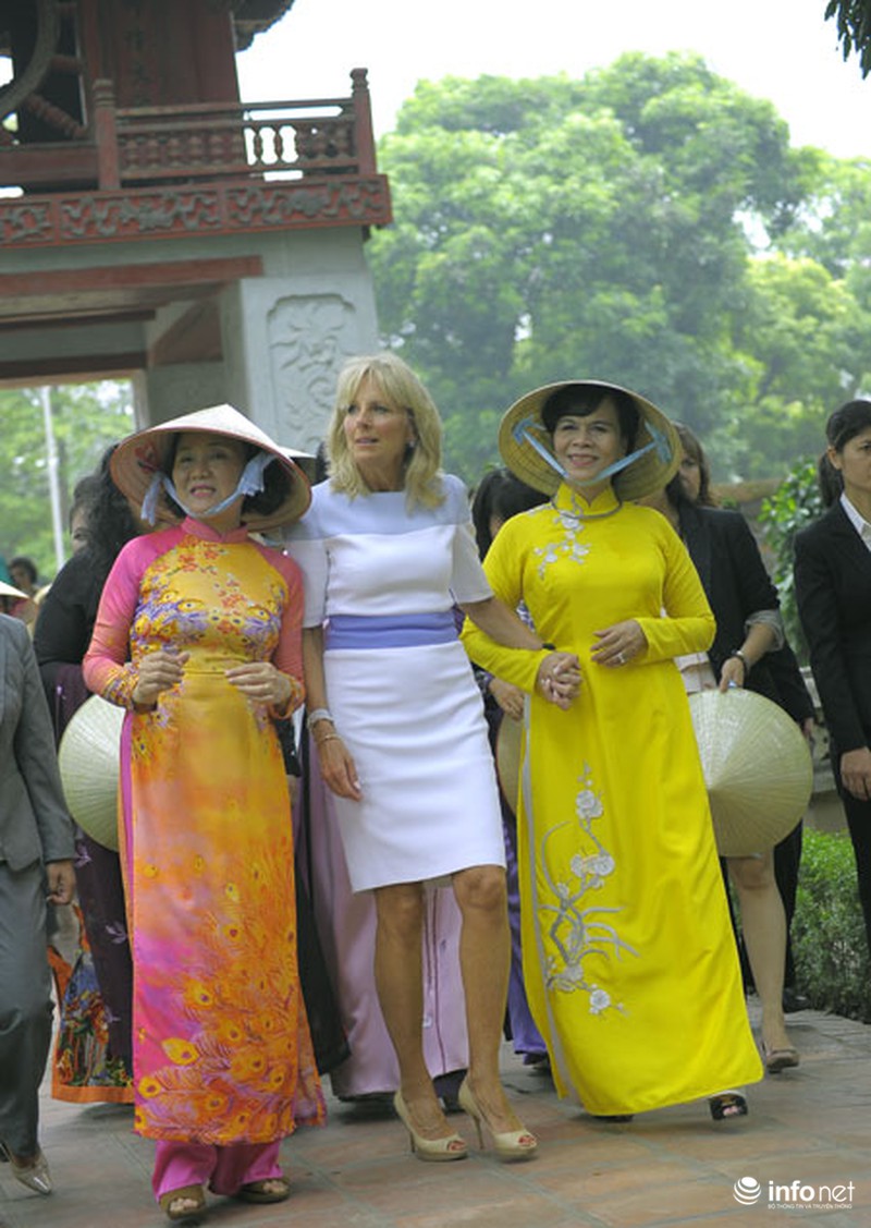 Phu nhân Chủ tịch nước thướt tha áo dài đưa bà Jill Biden thăm Văn Miếu - ảnh 9