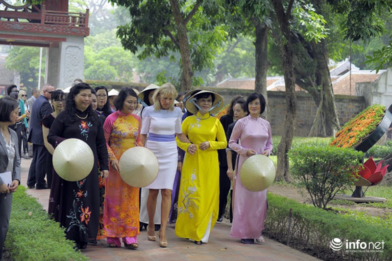 Phu nhân Chủ tịch nước thướt tha áo dài đưa bà Jill Biden thăm Văn Miếu - ảnh 10