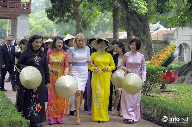 Phu nhân Chủ tịch nước thướt tha áo dài đưa bà Jill Biden thăm Văn Miếu - ảnh 11