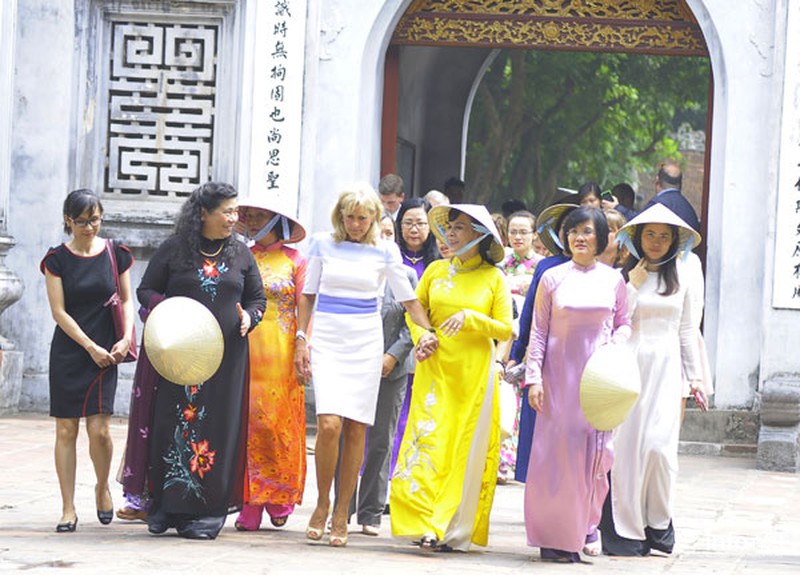 Phu nhân Chủ tịch nước thướt tha áo dài đưa bà Jill Biden thăm Văn Miếu - ảnh 12