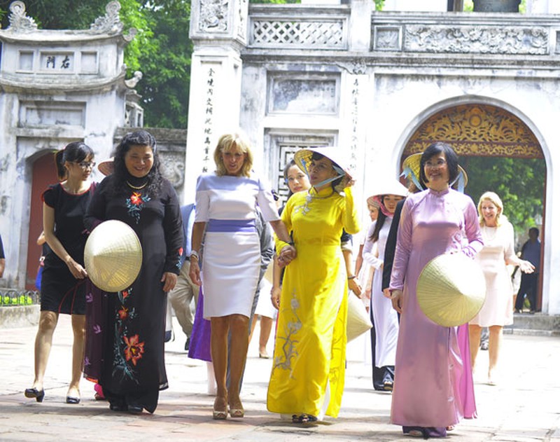 Phu nhân Chủ tịch nước thướt tha áo dài đưa bà Jill Biden thăm Văn Miếu - ảnh 13