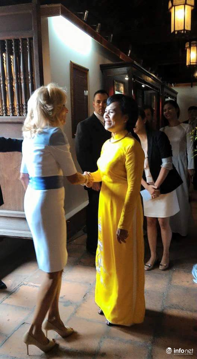 Phu nhân Chủ tịch nước thướt tha áo dài đưa bà Jill Biden thăm Văn Miếu - ảnh 2