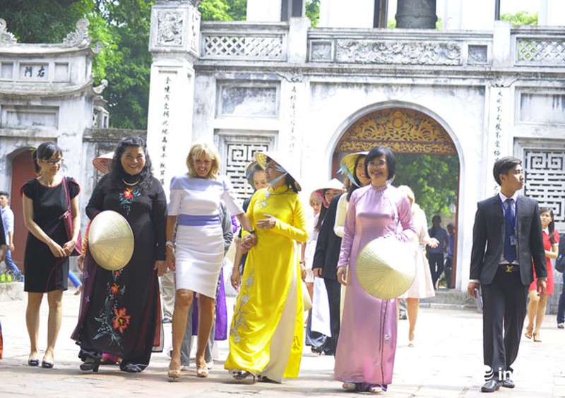 Phu nhân Chủ tịch nước thướt tha áo dài đưa bà Jill Biden thăm Văn Miếu - ảnh 14