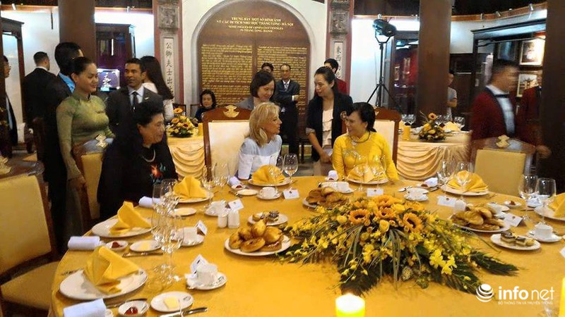 Phu nhân Chủ tịch nước thướt tha áo dài đưa bà Jill Biden thăm Văn Miếu - ảnh 3