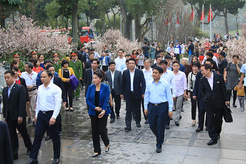 Chủ tịch Quốc hội Nguyễn Thị Kim Ngân tham quan triển lãm hoa anh đào tại Hà Nội - ảnh 5