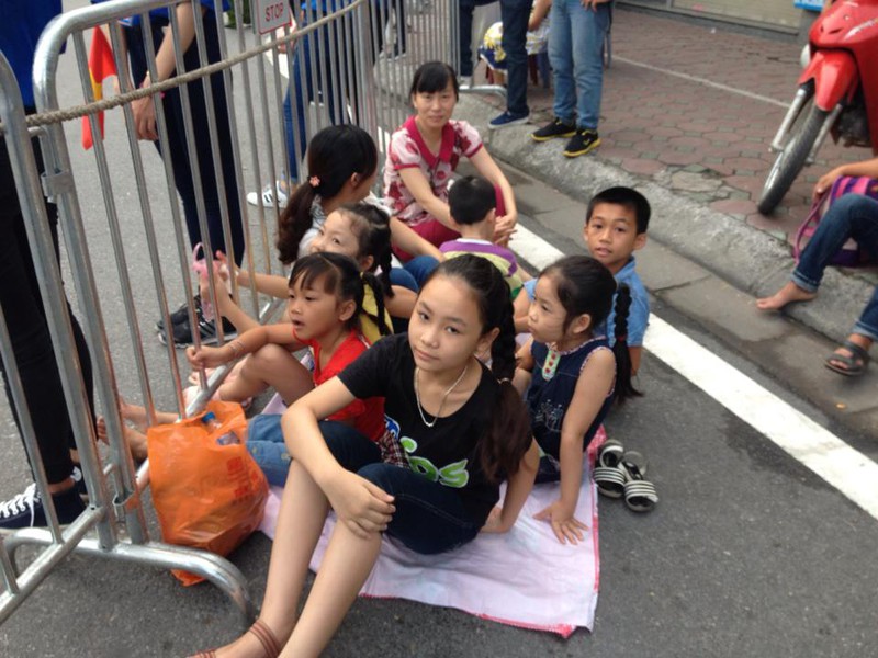 Người dân đợi xem diễu binh ngày Quốc khánh từ 3h sáng - ảnh 6