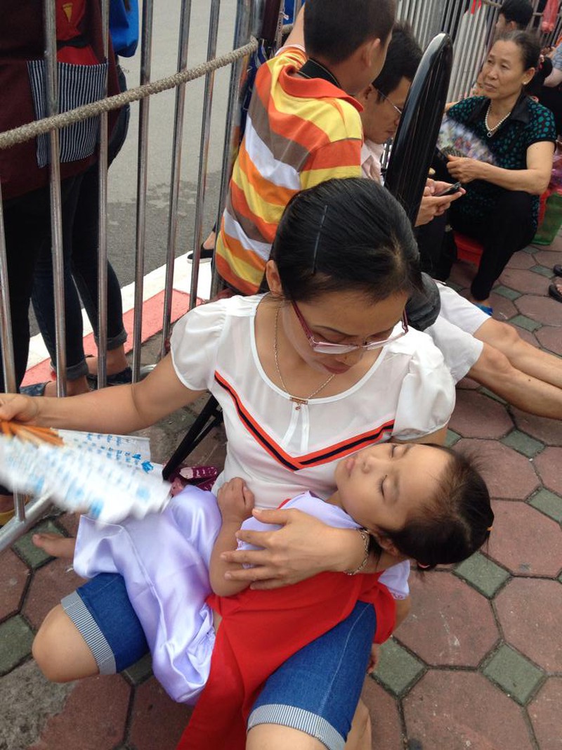 Người dân đợi xem diễu binh ngày Quốc khánh từ 3h sáng - ảnh 7