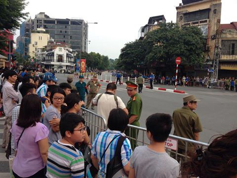 Người dân đợi xem diễu binh ngày Quốc khánh từ 3h sáng - ảnh 8