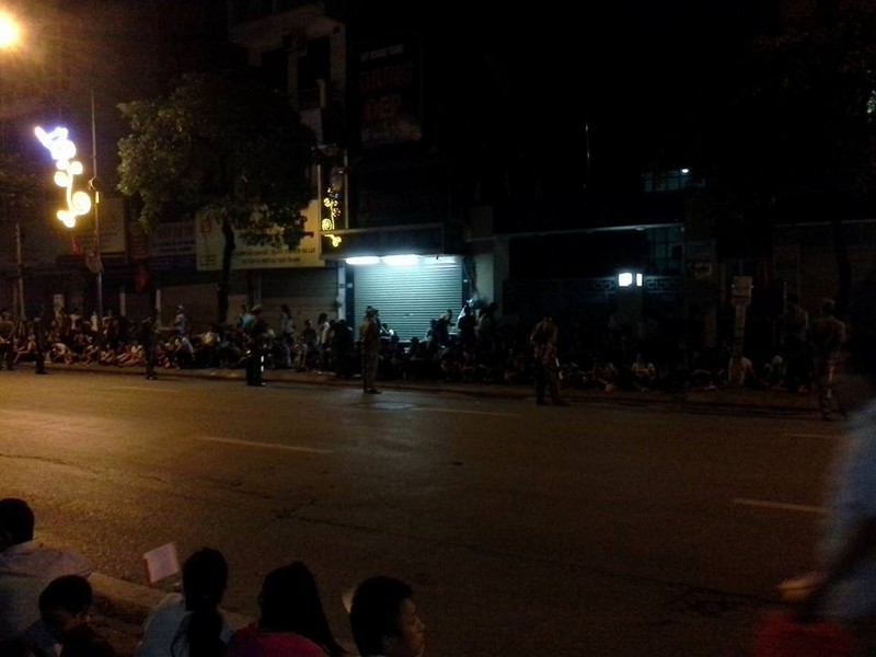 Người dân đợi xem diễu binh ngày Quốc khánh từ 3h sáng - ảnh 3