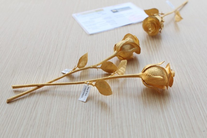 Đại gia Quảng Ninh chi gần 1 tỷ đồng mua hồng vàng nguyên khối tặng vợ dịp 8/3 - ảnh 1