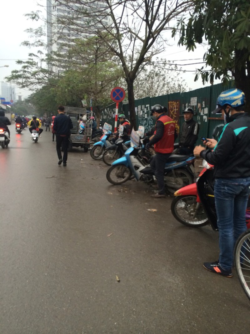 Hình ảnh mới nhất về bãi trông xe, quán nước, hàng rong quanh bến xe Mỹ Đình - ảnh 5