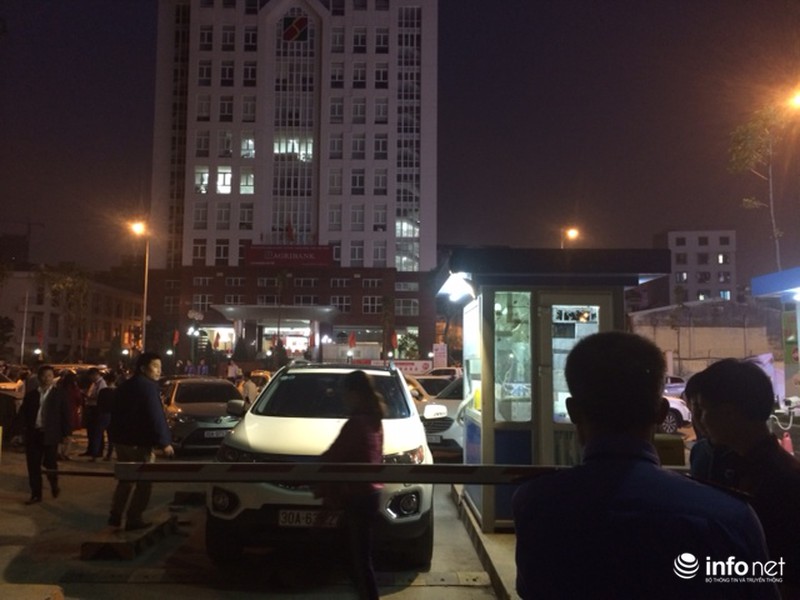 Ô tô của cư dân Hồ Gươm Plaza bị chặn đường xuống hầm - ảnh 1