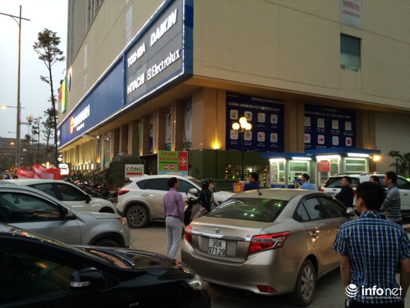 Ô tô của cư dân Hồ Gươm Plaza bị chặn đường xuống hầm - ảnh 3