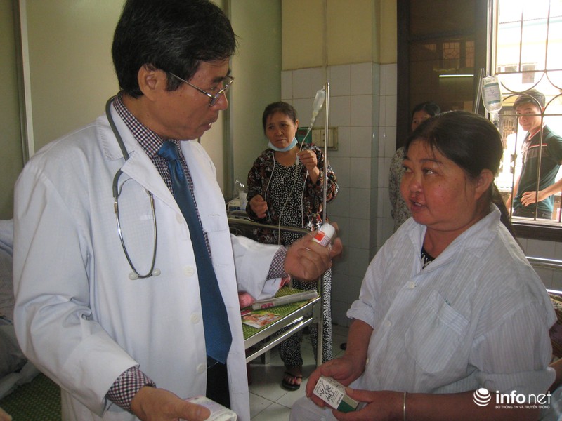 Uống thuốc nam chữa hen, người phụ nữ mọc lông đen kín người - ảnh 1