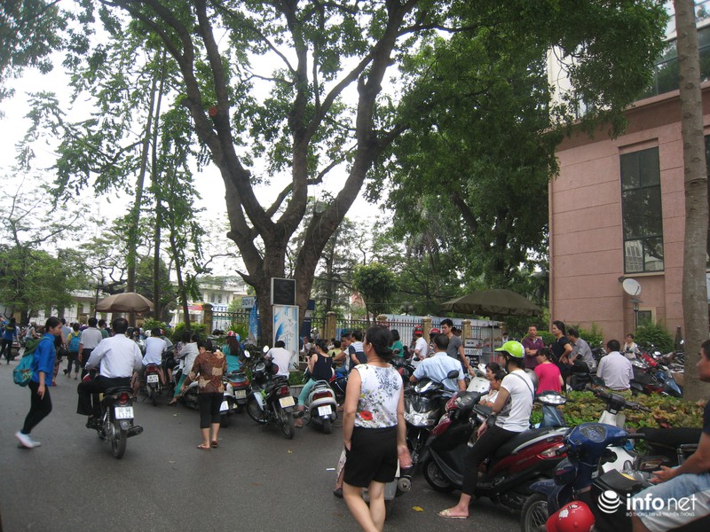 Thi vào 10 chuyên Ngữ: Toán khó nhằn, Tiếng Anh nhiều kiến thức nâng cao - ảnh 1