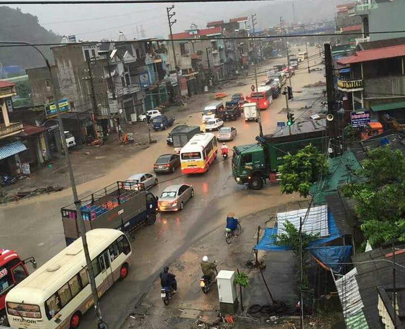 Mưa biến quốc lộ 18 thành sông - ảnh 2
