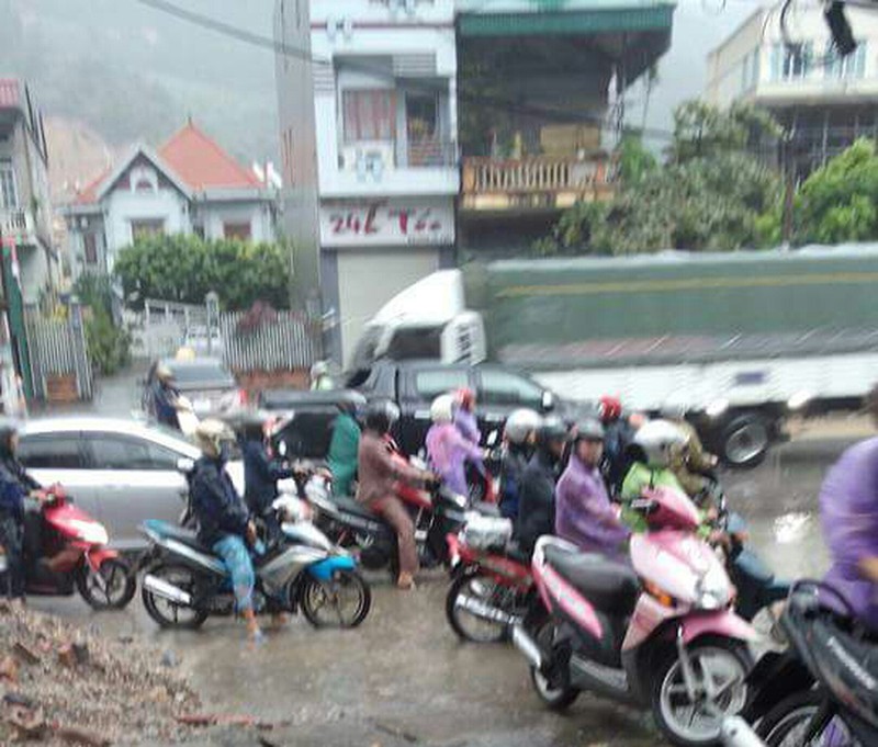 Mưa biến quốc lộ 18 thành sông - ảnh 3