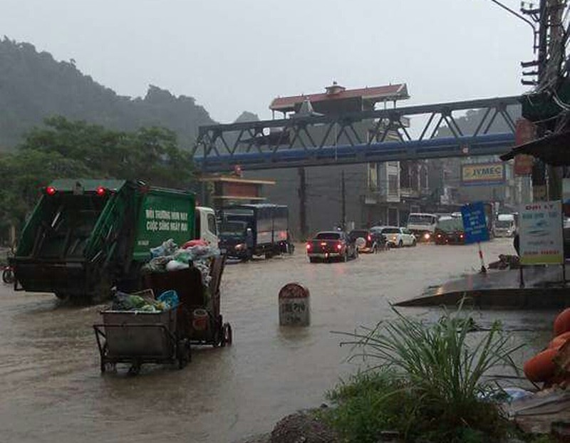 Mưa biến quốc lộ 18 thành sông - ảnh 4