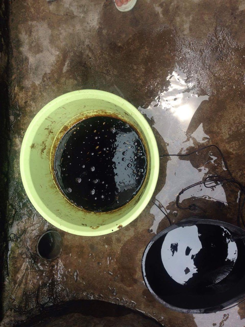 Quảng Ninh: Vỡ téc chứa xăng dầu, giếng nhà dân ô nhiễm nặng - ảnh 1