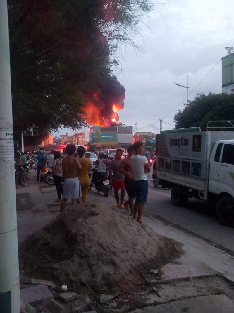 Cháy kinh hoàng suốt 3 tiếng tại cây xăng, dân bỏ nhà chạy lấy người - ảnh 1