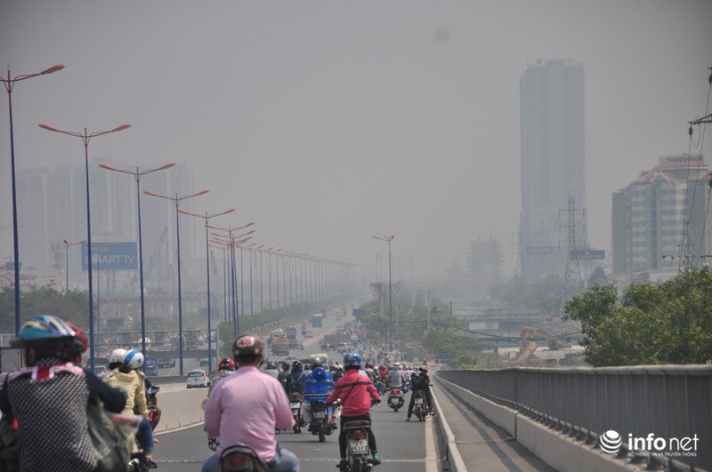 Giữa trưa, trời Sài Gòn vẫn chìm trong sương mù - ảnh 7