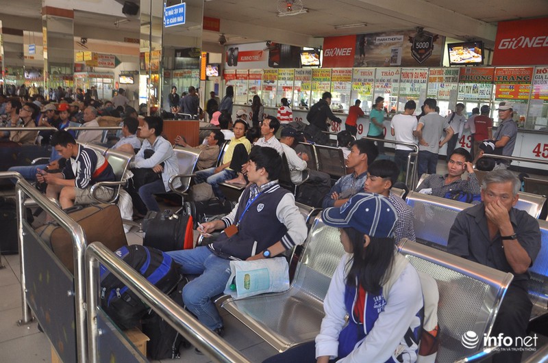 Trẻ nhỏ “vật vã” trên xe máy theo bố mẹ về quê ăn Tết - ảnh 21