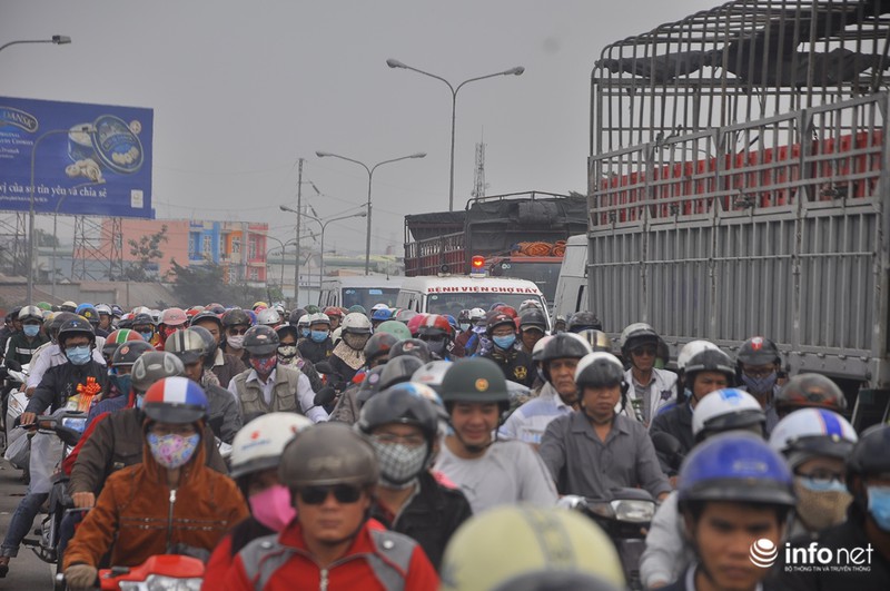 Trẻ nhỏ “vật vã” trên xe máy theo bố mẹ về quê ăn Tết - ảnh 18