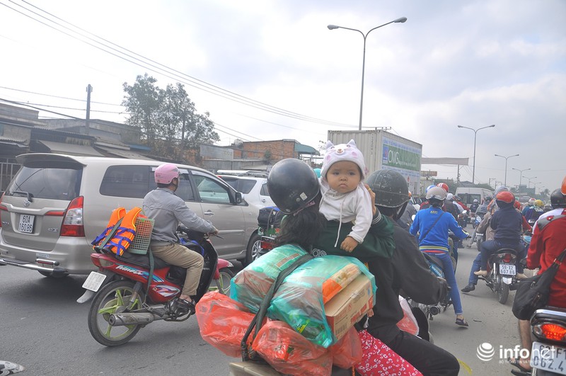 Trẻ nhỏ “vật vã” trên xe máy theo bố mẹ về quê ăn Tết - ảnh 7