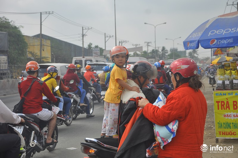 Trẻ nhỏ “vật vã” trên xe máy theo bố mẹ về quê ăn Tết - ảnh 8