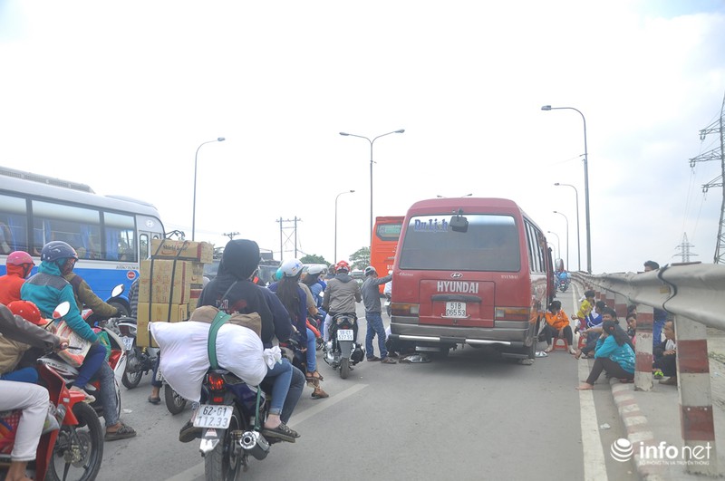 Trẻ nhỏ “vật vã” trên xe máy theo bố mẹ về quê ăn Tết - ảnh 17