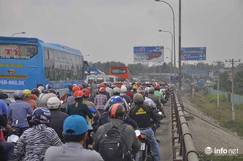 Trẻ nhỏ “vật vã” trên xe máy theo bố mẹ về quê ăn Tết - ảnh 1