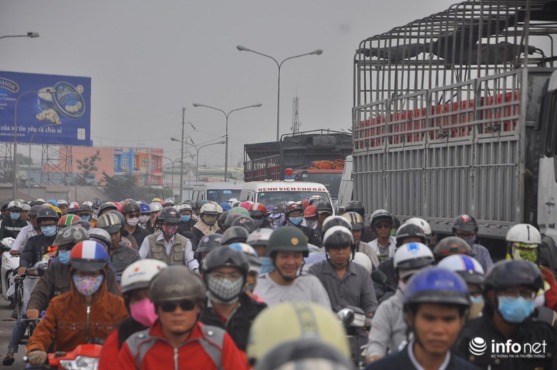 Trẻ nhỏ “vật vã” trên xe máy theo bố mẹ về quê ăn Tết - ảnh 16