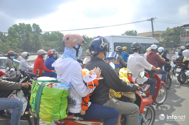 Trẻ nhỏ “vật vã” trên xe máy theo bố mẹ về quê ăn Tết - ảnh 9